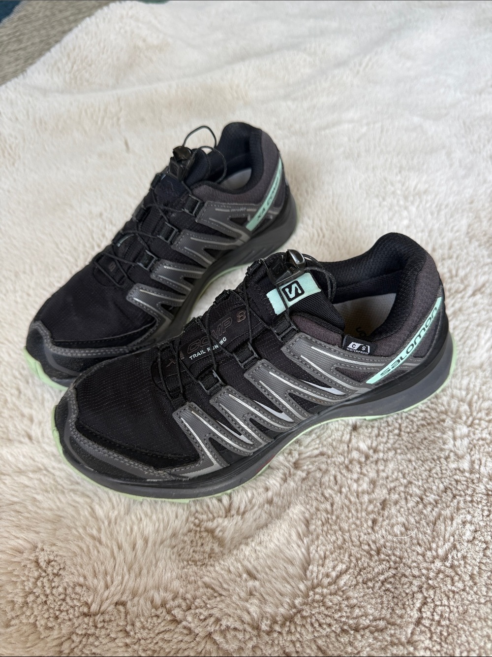Salomon Women's Black & Mint Trail Runners Sz 6